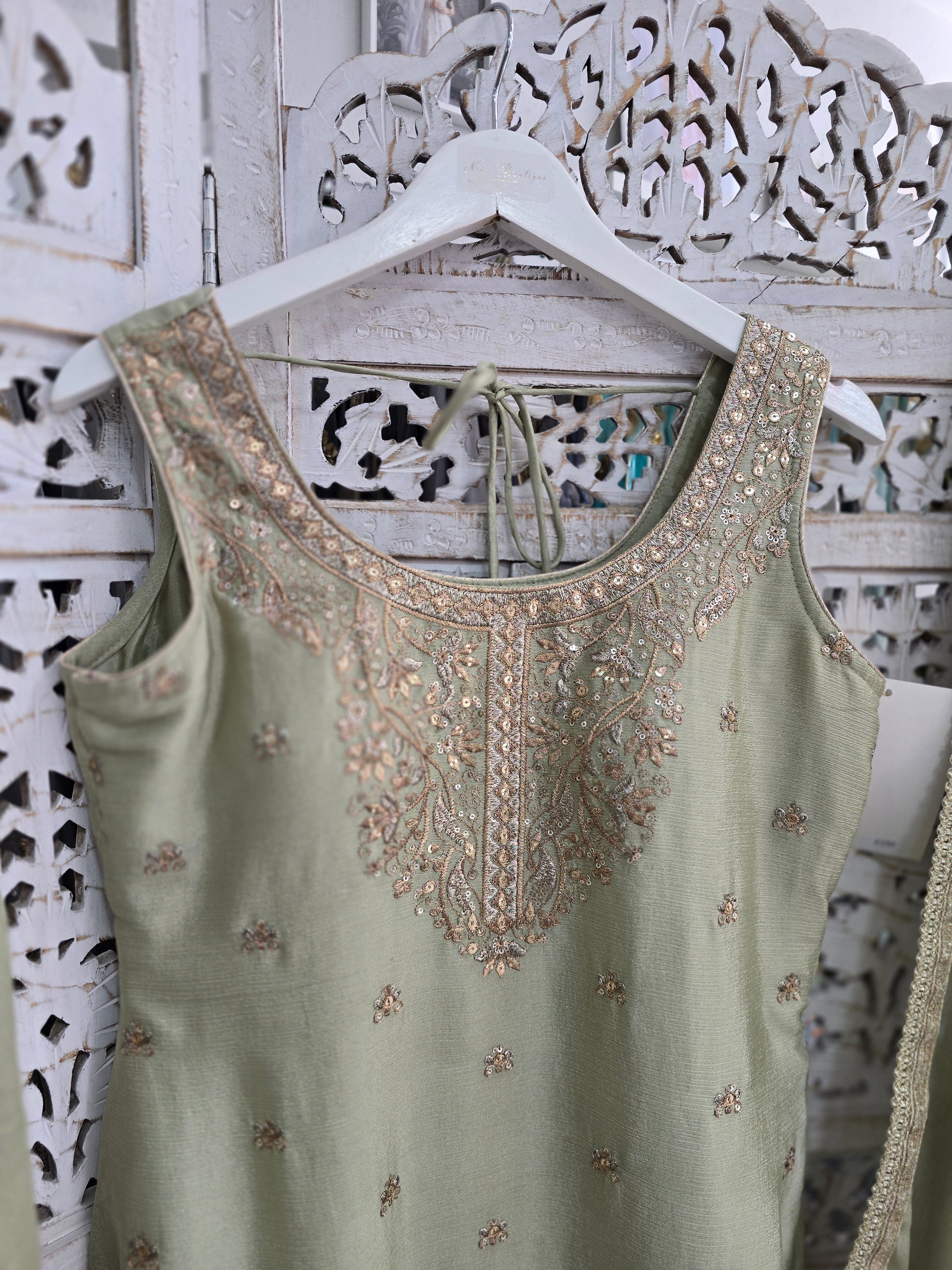Thread Embroidery Salwar Suits Size 10-12 (various colours)