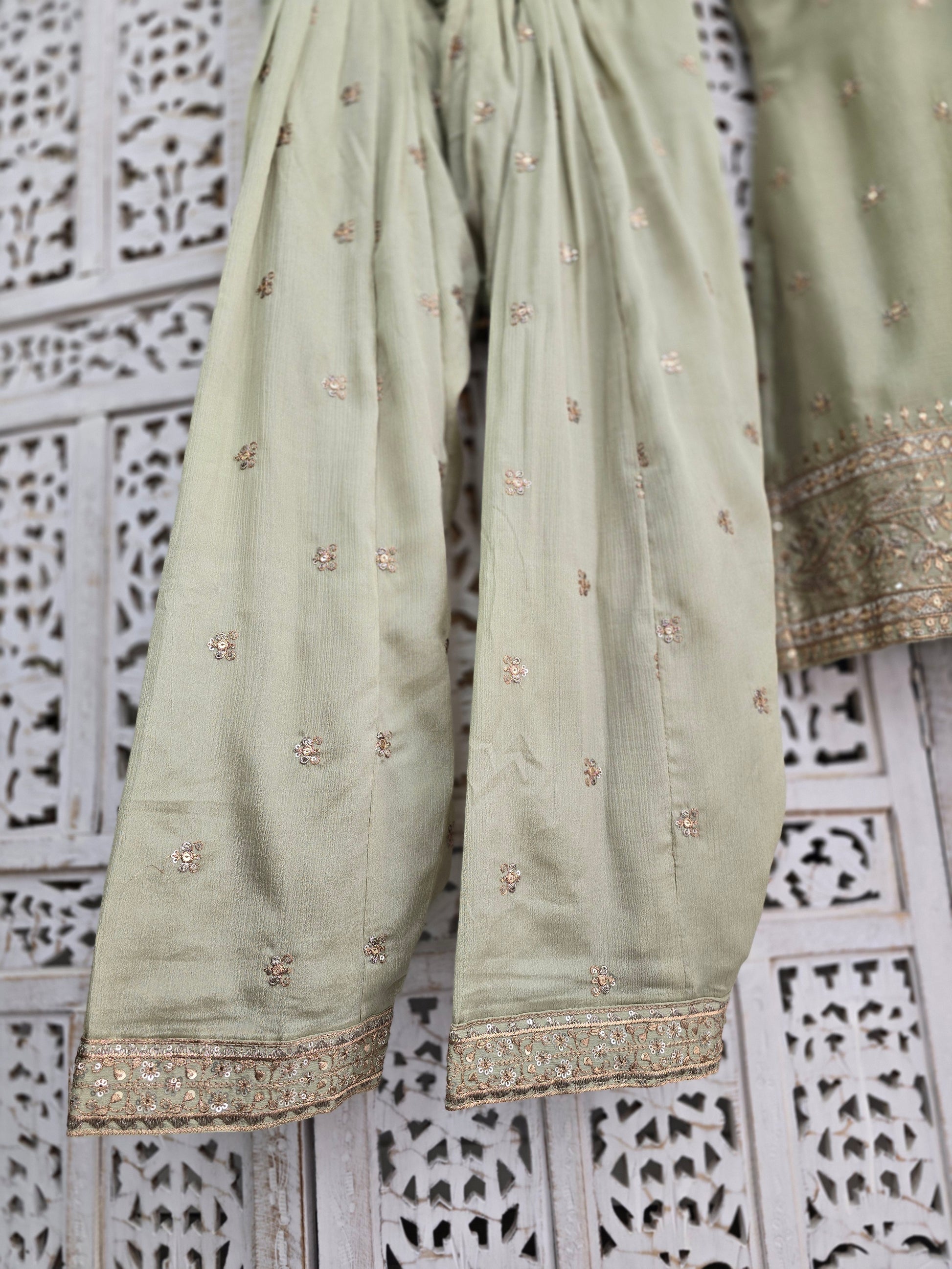 Thread Embroidery Salwar Suits Size 10-12 (various colours)