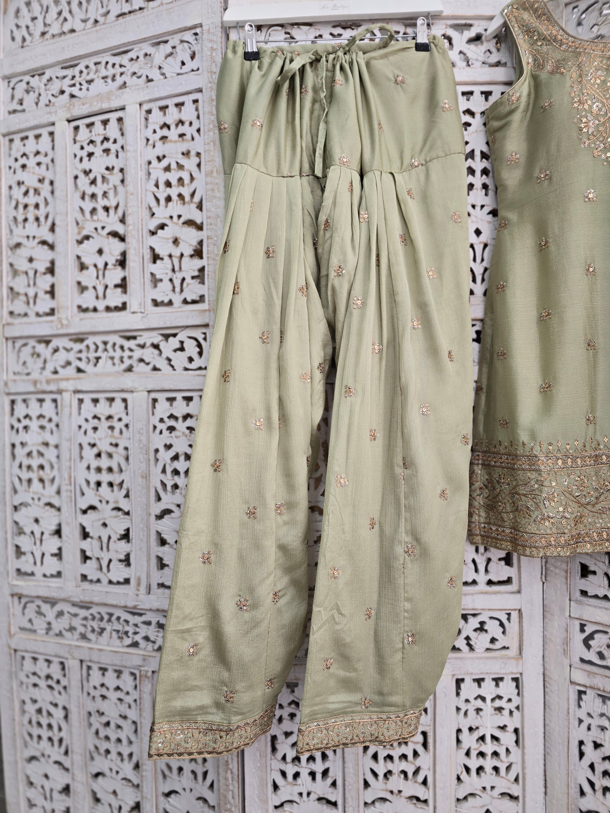 Thread Embroidery Salwar Suits Size 10-12 (various colours)