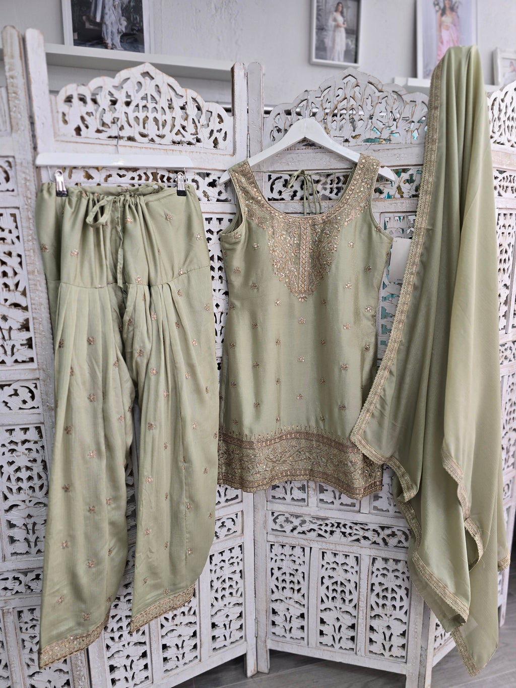 Thread Embroidery Salwar Suits Size 10-12 (various colours)