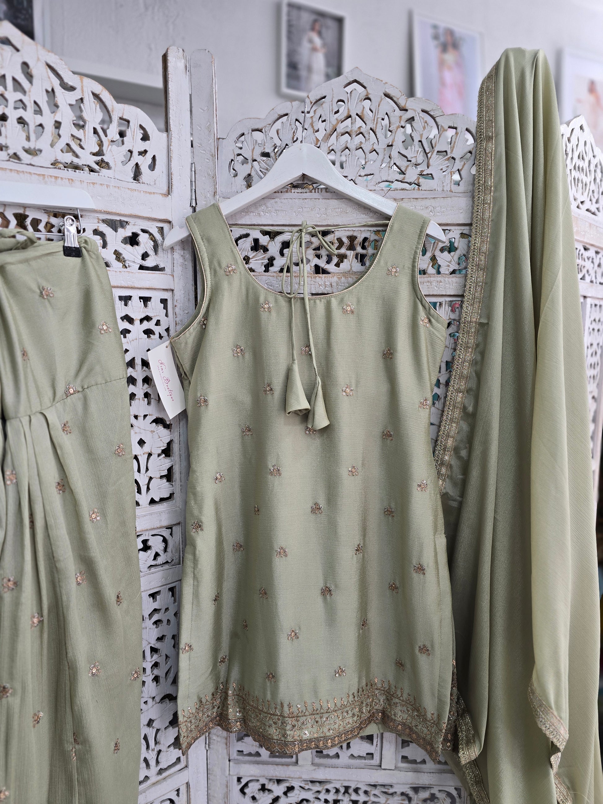 Thread Embroidery Salwar Suits Size 10-12 (various colours)