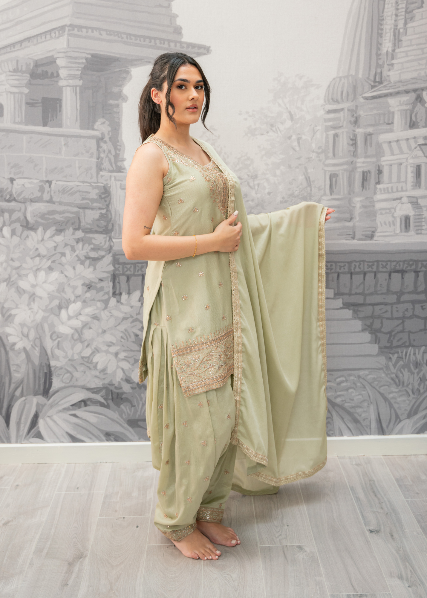 Thread Embroidery Salwar Suits Size 10-12 (various colours)