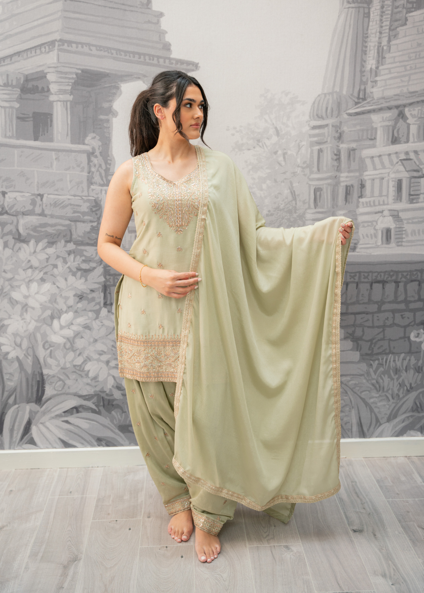 Thread Embroidery Salwar Suits Size 10-12 (various colours)